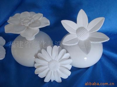 融合藝術(shù)與實(shí)用 陶瓷、樹(shù)脂與石膏熏香座的美學(xué)與工藝探索